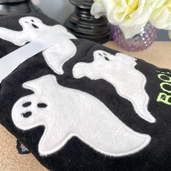 NWT Set of 2 Glow In The Dark Ghost 👻 Hand Towels - Picture 7 of 8